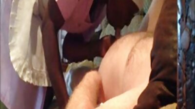 Seksual bədəni anal sikişi göstərən kamerada ifa edən həvəskar şirin qız